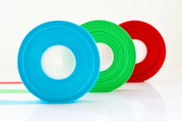 Rosso Verde Blu nastro Rotolo isolato su sfondo bianco, Selezionare focus sul verde — Foto Stock