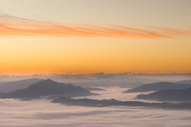 Sabah sislerin altında dağlar