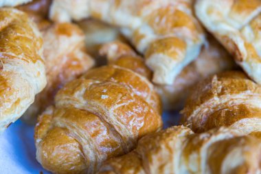 Açık büfede kruvasan ekmeği