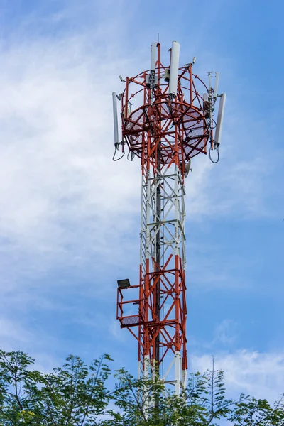 Antennenrepeater-Turm am blauen Himmel — Stockfoto