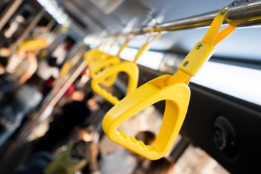 Otobüs tavanda işlemek, bir trende kolu