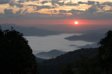 Sabah sislerin altında dağlar