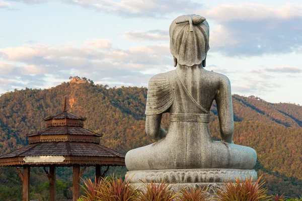 Buddha-Statue auf dem Berg in Thailand — Stockfoto