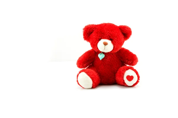 Rote Bärenpuppe isoliert auf weiß — Stockfoto