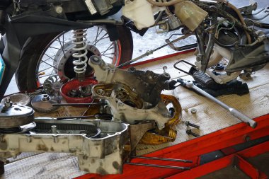 bir motosiklet garaj dükkan hasar tamir çerçeveleme