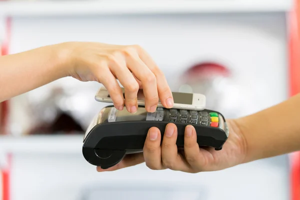 NFC teknolojisini kullanarak akıllı telefon ödeme
