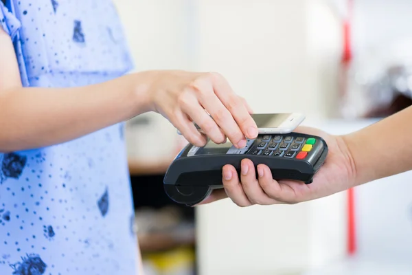 NFC teknolojisini kullanarak akıllı telefon ödeme