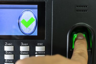 Güvenlik sistemine girmek için parmak izi taraması