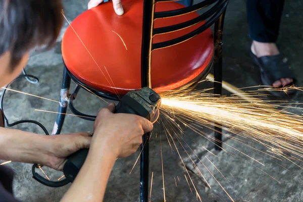 Un hombre que trabaja con la herramienta amoladora, chispas volando — Foto de Stock