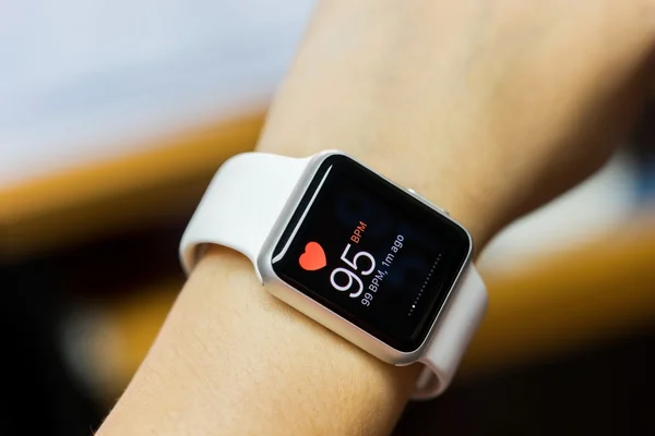 Sağlık app simgesi ekranda beyaz akıllı izlemek yukarıya kapatmak