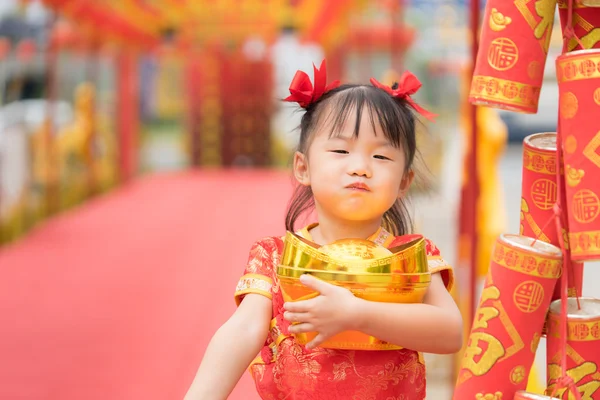 赤い服を着てかわいいアジア女の子繁体中国語に合わせて ストックフォト