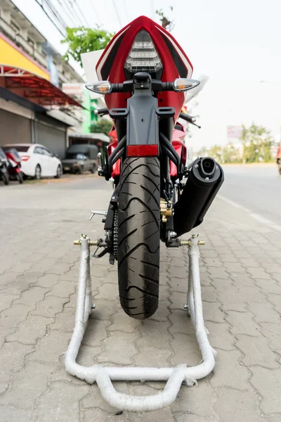 Rueda trasera de la motocicleta en el soporte — Foto de Stock