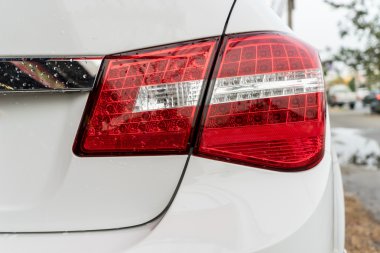 detay üzerinde beyaz bir otomobilin arka ışık