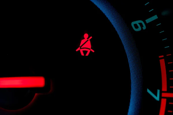 Emniyet kemeri simgesini kontrol panelinde bir araba