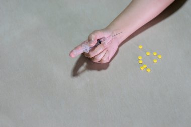 Uyuşturucuyu elinde katında yakın çekim. Genç uyuşturucu bağımlısı