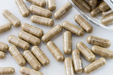 Beyaz arka plan üzerinde ot kapsül