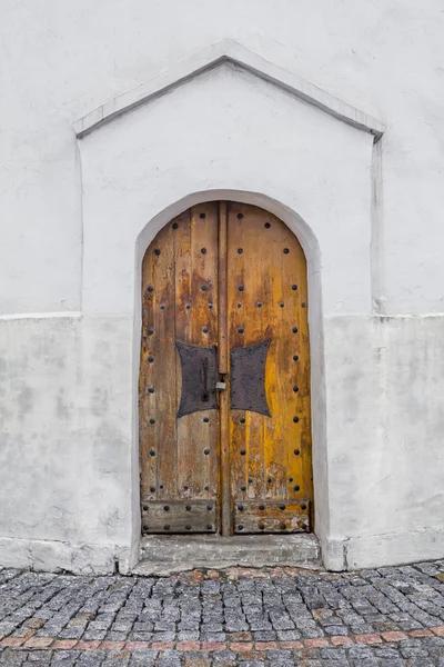 Старая дверь старинного здания — стоковое фото