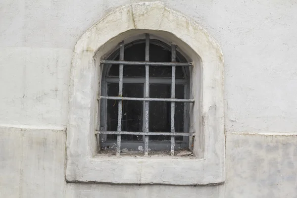 Окно с решетками во Владимире — стоковое фото