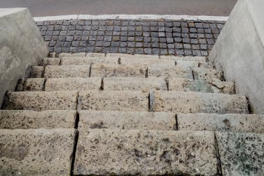 eski taş merdivenle