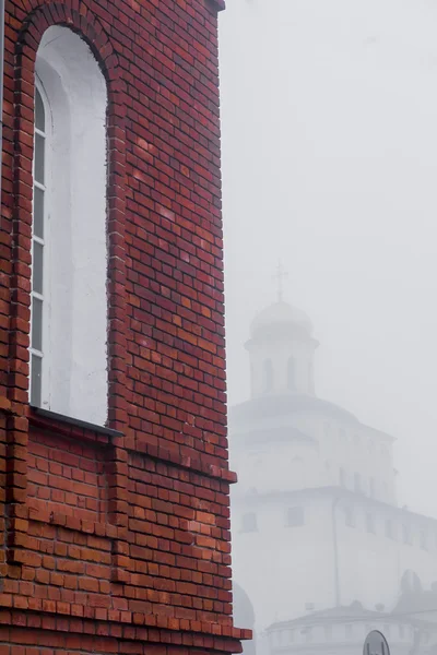 Edifici storici di antiche stradeMattina nebbiosa nella città vecchia di Vladimir — Foto Stock