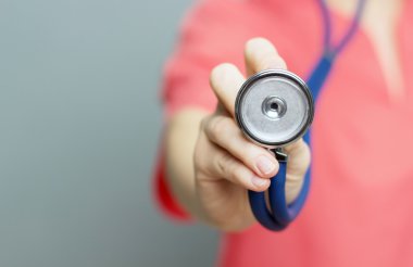 Doktor steteskop tutuyor.