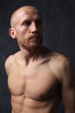 güçlü ciddi genç adam uzağa arıyorsunuz