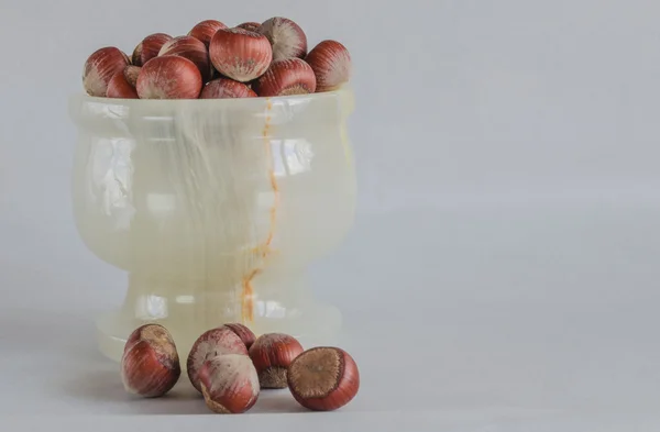 bir kase içinde organik fındık