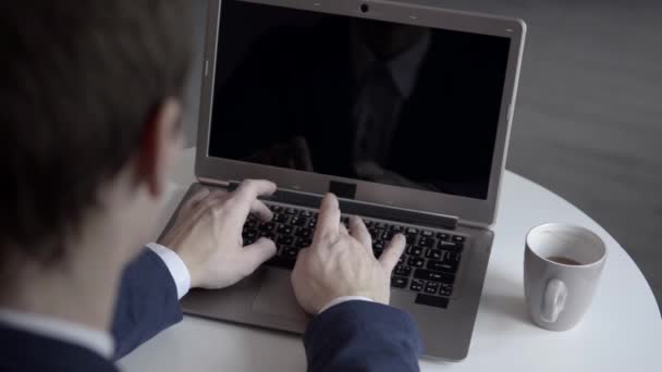 Man werkt met laptop — Stockvideo