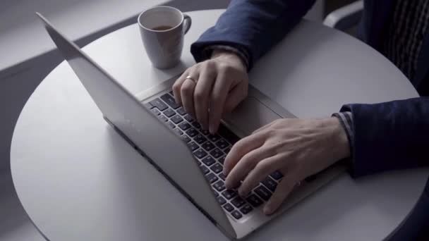 Homem digitando no laptop — Vídeo de Stock