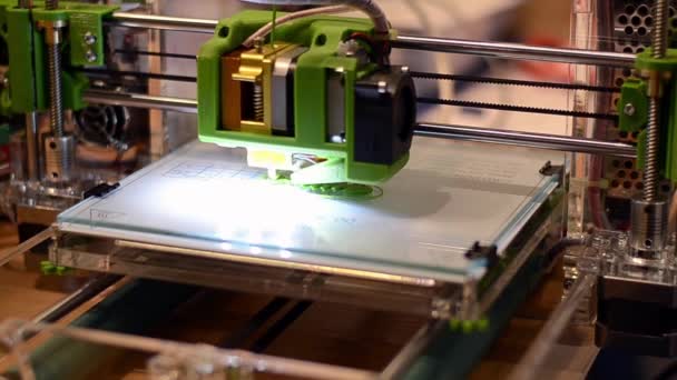 3D nyomtató munka közben. — Stock videók
