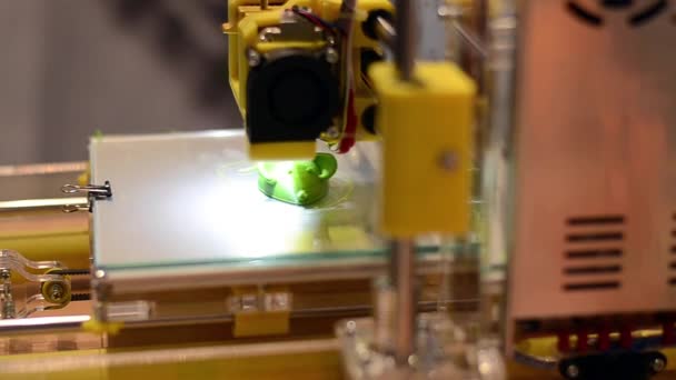 3D-Drucker bei der Arbeit. — Stockvideo