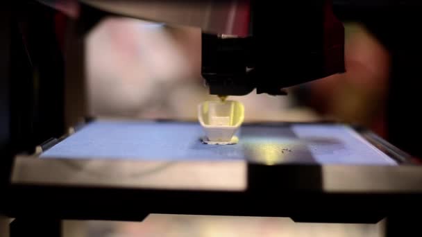 3D-Drucker bei der Arbeit. — Stockvideo