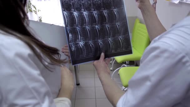 Dua dokter dengan cetak x-ray — Stok Video