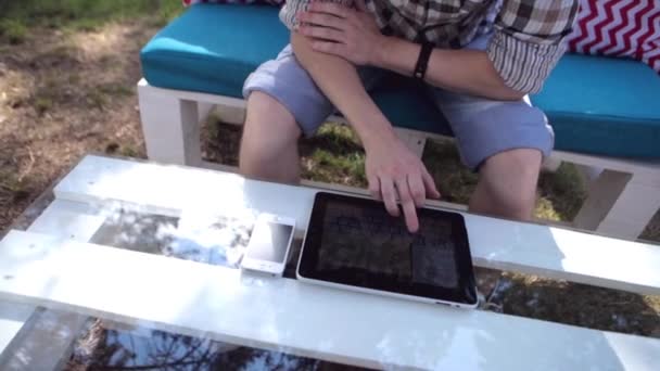 L'uomo utilizza Tablet in vacanza — Video Stock