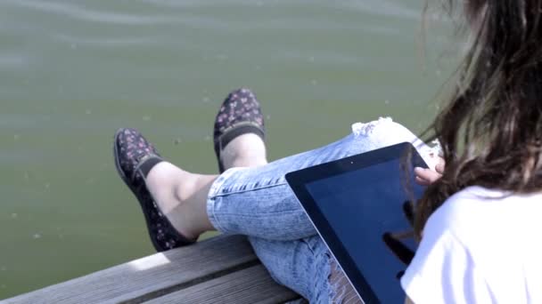 Fille utilise tablette numérique — Video