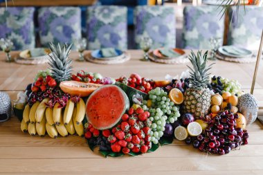 Şarap bardakları, çatal bıçaklar ve tabaklar.