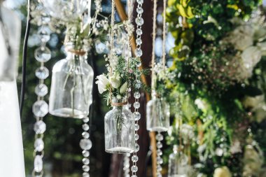 Açık hava düğün için mini vazo ve buketler şeklinde dekorasyonlar.