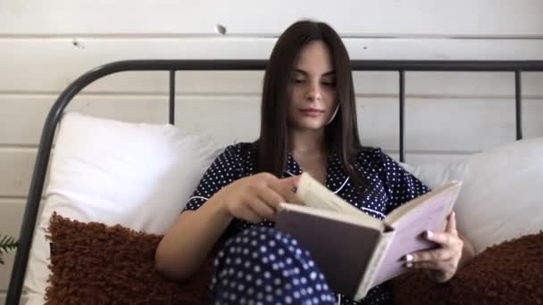 Dívka Čte Knihu Zatímco Leží Posteli — Stock video