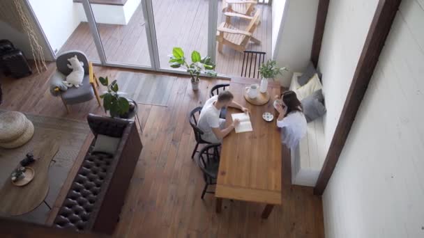 Pareja Joven Desayunando Cocina — Vídeo de stock