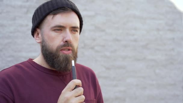 Homme Fume Une Cigarette Électronique Ralenti — Video