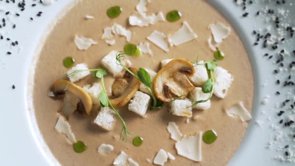 Romige Soep Met Champignons Croutons — Stockvideo