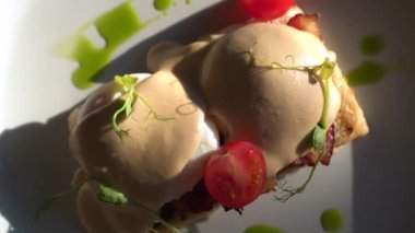 Kamera yumurta ve pastırmalı sandviçe bakıyor.