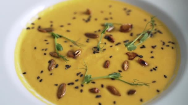 Close-up, cream soup with vegetables and herbs — Stock Footage Close Cream Soup Vegetables Herbs Video Clip