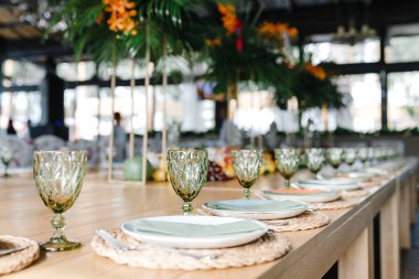 Şarap bardakları, çatal bıçaklar ve tabaklar.