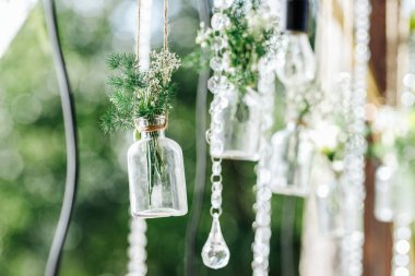 Açık hava düğün için mini vazo ve buketler şeklinde dekorasyonlar.