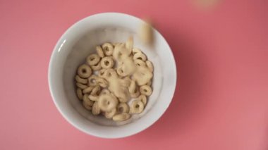 Yavaş çekim, kahvaltılık gevrek halkaları aşağı uçar.