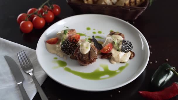 Камера Огибает Красиво Оформленное Мясное Блюдо — стоковое видео