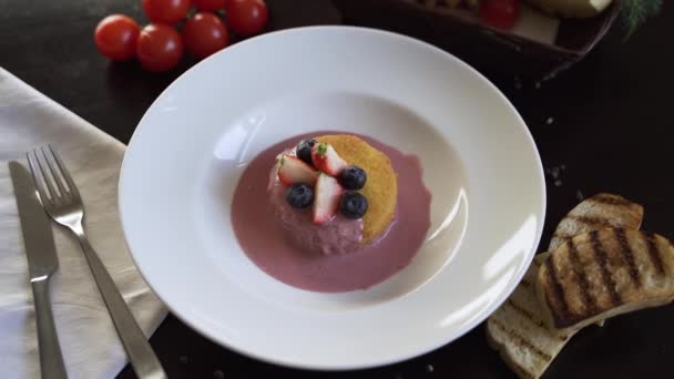 奶油蓝莓酱中烘焙的Camembert — 图库视频影像