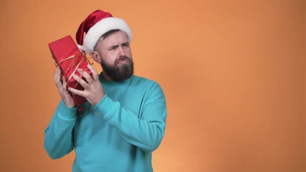 Man Santa Hat Tries Guess What Present Box — Vídeo de Stock