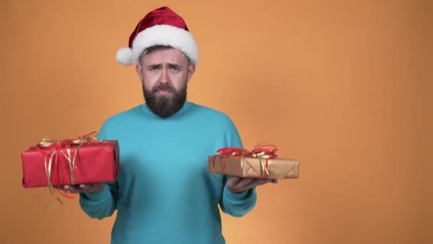 Hombre Santa Sombrero Duda Qué Regalo Dar — Vídeos de Stock